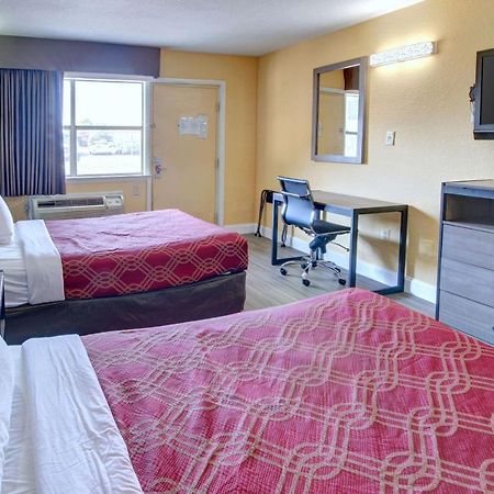 Econo Lodge At Military Circle Норфолк Экстерьер фото
