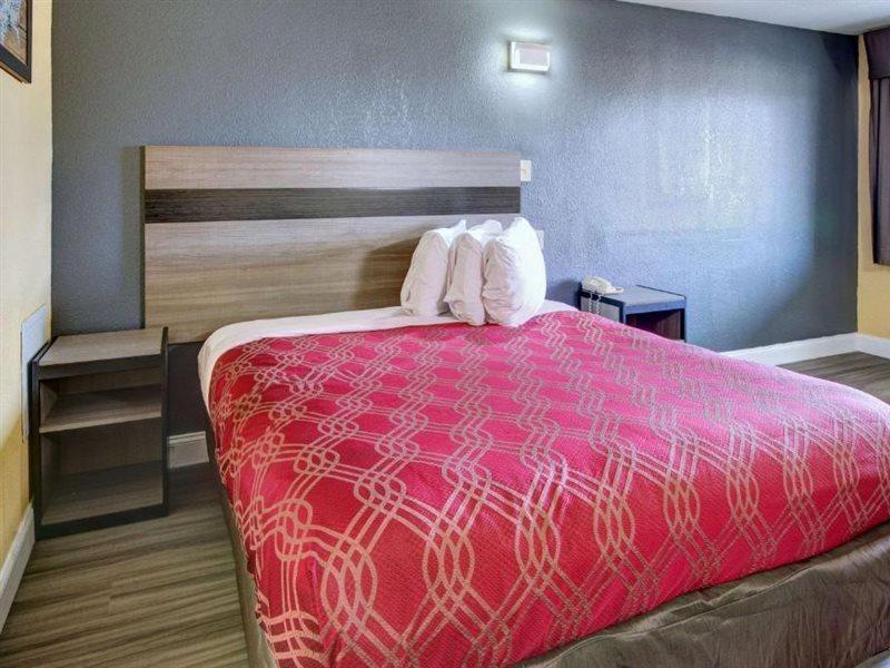 Econo Lodge At Military Circle Норфолк Экстерьер фото