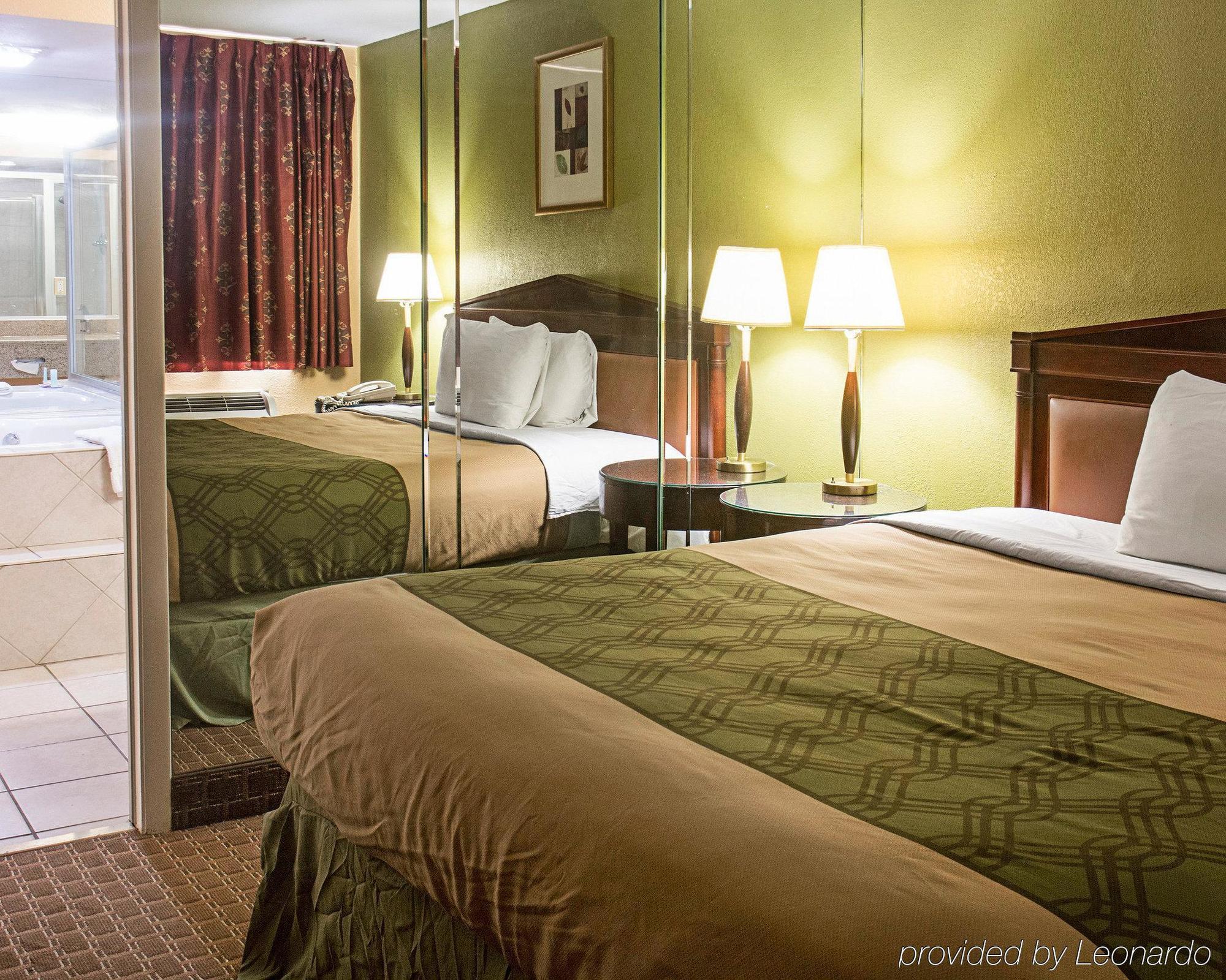Econo Lodge At Military Circle Норфолк Экстерьер фото