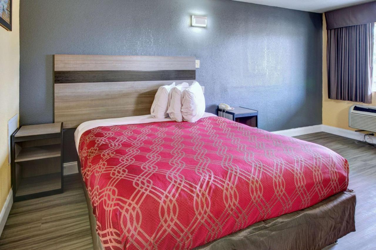 Econo Lodge At Military Circle Норфолк Экстерьер фото